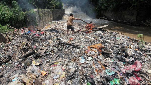 Jorok! Sampah Menumpuk di Kali Cibinong