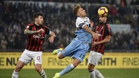 Lazio menghadapi Milan di tengah badai cedera. Biancoceleste kehilangan Wallace, Jordan Lukaku, dan Valon Berisha. Sedangkan Luiz Felipe juga belum fit. Foto: Getty Images