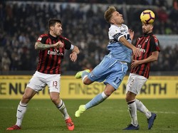 Lazio menghadapi Milan di tengah badai cedera. Biancoceleste kehilangan Wallace, Jordan Lukaku, dan Valon Berisha. Sedangkan Luiz Felipe juga belum fit. Foto: Getty Images