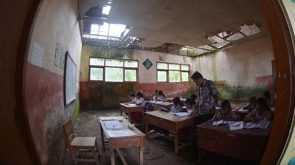Semangat Siswa Sekolah di Jember Belajar di Kelas yang Rusak