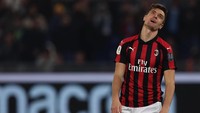Bomber Milan Krzsyztof Piatek tidak mendapatkan servis maksimal. Piatek pun gagal mencetak gol untuk keenam kalinya beruntun bersama Milan. Foto: Paolo Bruno/Getty Images