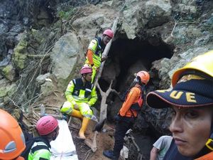 SAR Duga Korban Tertimbun Longsor Tambang Emas Sudah Tak Bernyawa SAR Duga Korban Tertimbun Longsor Tambang Emas Sudah Tak Bernyawa