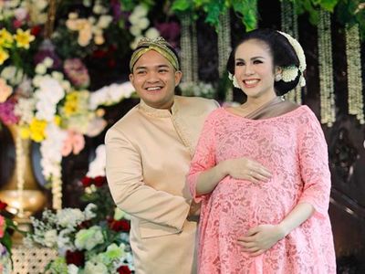 Pernikahan Langgeng 10 Bunda Seleb yang Usia Suaminya Lebih Muda