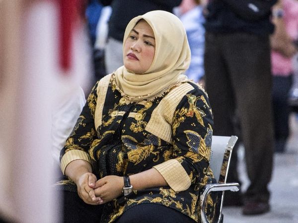 Wajah Sendu Neneng Hasanah di Sidang Perdana Meikarta