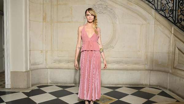 Pesona Cara Delevigne dengan Dress Pink