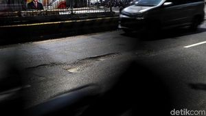 Hati-hati! Jalan Gunung Sahari Kembali Berlubang