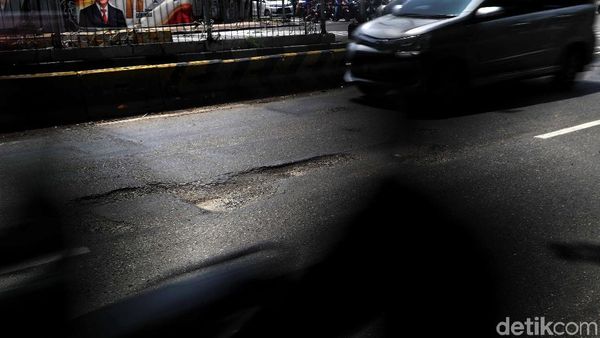 Hati-hati! Jalan Gunung Sahari Kembali Berlubang