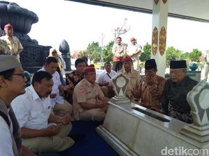 Dipimpin Djoko Santoso, Relawan Prabowo Ziarah ke Makam Pak Dirman Dipimpin Djoko Santoso, Relawan Prabowo Ziarah ke Makam Pak Dirman