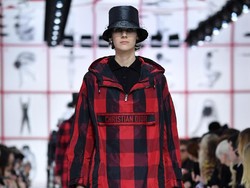 Di Paris Fashion Week, Dior Angkat Motif Kotak-kotak Jadi Tren