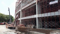 Renovasi dimulai dengan pengerjaan struktur bangunan stadion. Yakni, melliputi penguatan bangunan lama, penambahan kolom baru, dan pengerjaan lantai VIP.
