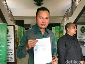 Pengacara Dhani Serahkan Surat Penangguhan Penahanan dari Fadli Zon Pengacara Dhani Serahkan Surat Penangguhan Penahanan dari Fadli Zon