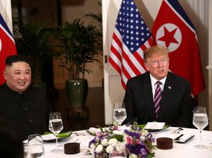 Foto: Makan Malam Akrab Donald Trump Bareng Kim Jong-Un Foto: Makan Malam Akrab Donald Trump Bareng Kim Jong-Un