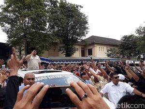 Tiba di Deklarasi Purnawirawan TNI/Polri, Prabowo Hormat dari Atas Mobil