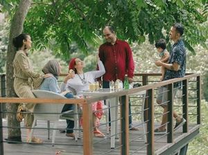 Mengintip Keseruan Keluarga Kecil Atiqah Hasiholan Saat kulineran