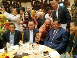 Berjas Biru, Prabowo Hadiri Dialog dengan Komunitas Kesehatan