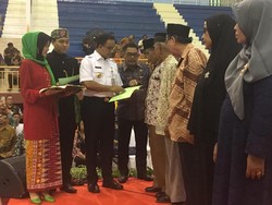 Ironi Anies Bagi-bagi Sertifikat Tanah di GOR Ciracas yang Bodong