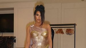 5 Momen Kim Kardashian Gagal Edit Foto, Malah Dinyiyirin Netizen