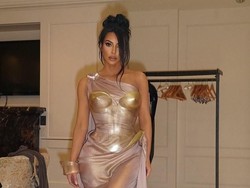 Kim Kardashian Dikritik Pakai Gaun Transparan di Musim Dingin