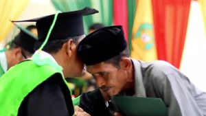 Potret Ketegaran Sang Ayah Saat Gantikan Almarhumah Anaknya Wisuda