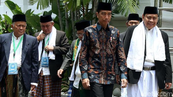 Gaya Jokowi Saat Temui Ulama se-Jawa Barat di Istana Negara