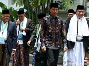 Gaya Jokowi Saat Temui Ulama se-Jawa Barat di Istana Negara