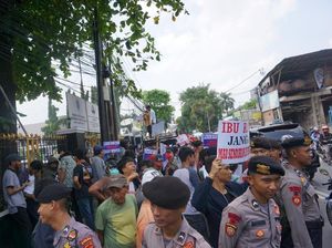 Keluar dari PN Jaksel, Ratna Sarumpaet Diteriaki Massa Ratna Jujur