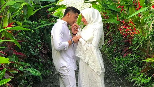 Romantis, 7 Potret Hengky Kurniawan dan Istri yang Makin Lengket