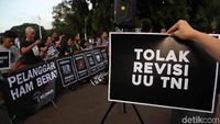 Aksi Kamisan Tolak Dwifungsi TNI