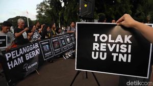 Aksi Kamisan Tolak Dwifungsi TNI