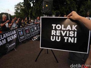 Aksi Kamisan Tolak Dwifungsi TNI