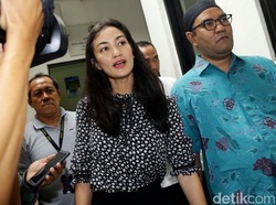 Atiqah Hasiholan Setia Dampingi Ratna Sarumpaet, Ke Mana Rio Dewanto?