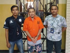 Polri Serahkan Kreator Hoax Surat Suara Tercoblos ke Kejari Jakpus Polri Serahkan Kreator Hoax Surat Suara Tercoblos ke Kejari Jakpus