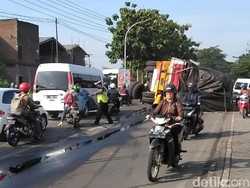 Truk Muat Limbah Kertas Terguling di Gresik, Sopir Luka
