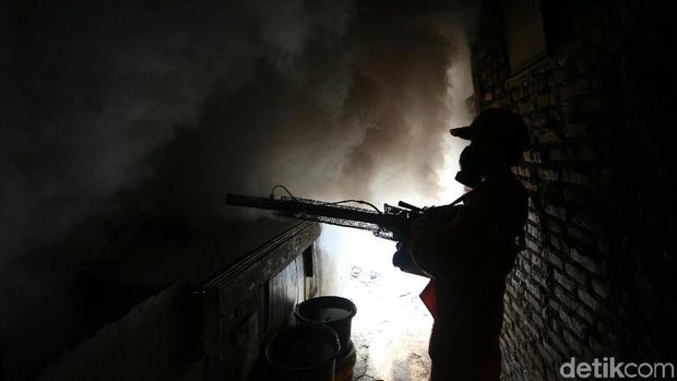 Petugas puskesmas Kecamatan Tebet, Jakarta, melakukan pengasapan (fogging), Kamis (28/2/2019). Fogging ini dilakukan untuk mencegah penyakit demam berdarah.