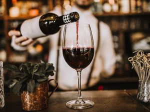 Bule Nangis Bombay, Liburan di Bali Ambyar karena Sebotol Wine Bule Nangis Bombay, Liburan di Bali Ambyar karena Sebotol Wine