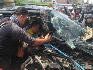 Honda CRV Hantam Truk di Madiun, Seorang Dokter Gigi Tewas