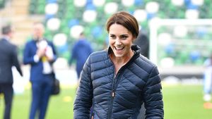 Foto: Aksi Kate Middleton Main Bola di Lapangan Hijau, Tetap Memesona