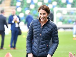 Foto: Aksi Kate Middleton Main Bola di Lapangan Hijau, Tetap Memesona Foto: Aksi Kate Middleton Main Bola di Lapangan Hijau, Tetap Memesona
