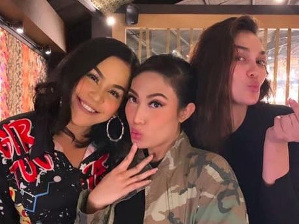 Syahrini dan Reino Nikah, Sahabat Kuatkan Luna Maya Syahrini dan Reino Nikah, Sahabat Kuatkan Luna Maya