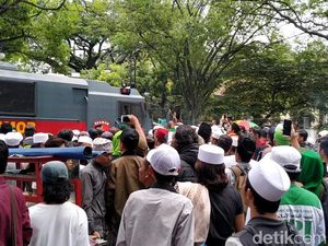 Pekik Takbir Sambut Kepergian Habib Bahar dari PN Bandung Pekik Takbir Sambut Kepergian Habib Bahar dari PN Bandung