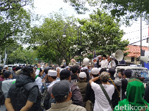Massa di PN Bandung, Bicara Kriminalisasi Ulama hingga Pembubaran HTI