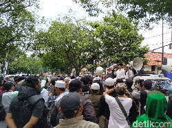 Massa di PN Bandung, Bicara Kriminalisasi Ulama hingga Pembubaran HTI