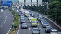 Kemacetan Imbas Arak-arakan di Jalan Sudirman