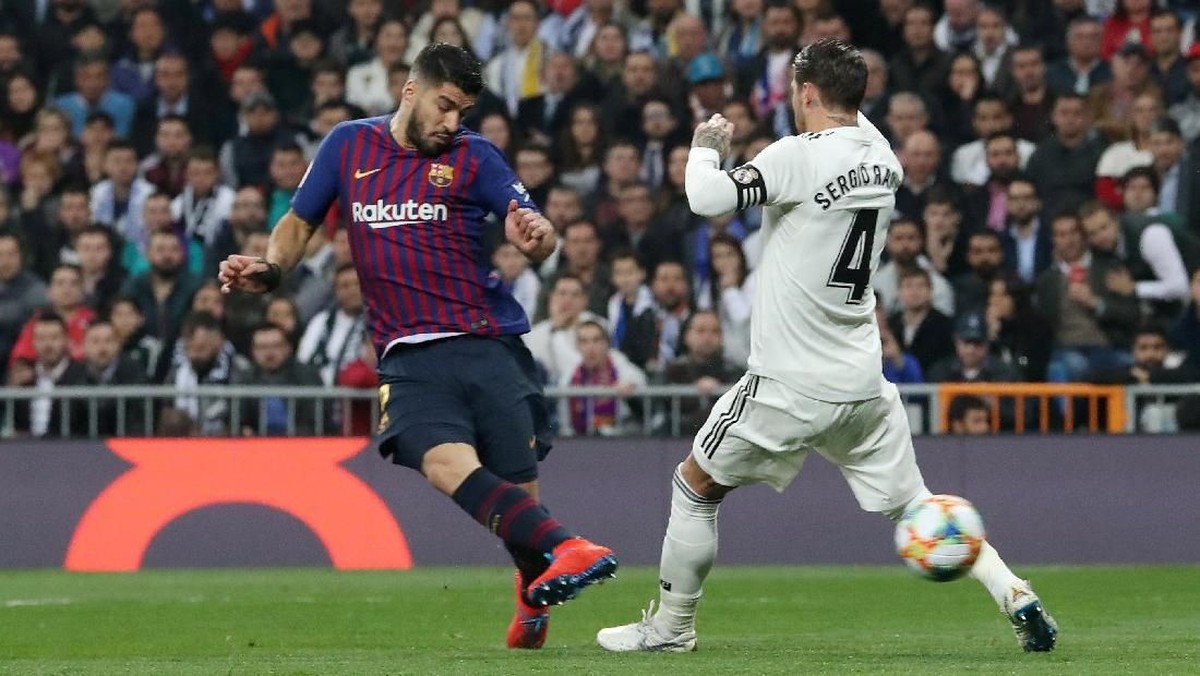 Luis Suarez mencetak dua gol saat Barcelona menang 3-0 atas Real Madrid di leg kedua semifinal Copa del Rey (Foto: Susana Vera/Reuters)