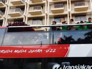 Naik Bus Tingkat, Timnas U-22 Diarak Menuju Istana Negara Naik Bus Tingkat, Timnas U-22 Diarak Menuju Istana Negara