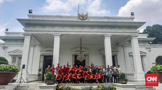 Timnas Indonesia U-22 berpose bersama Presiden Jokowi di Istana Negara.