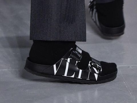 Valentino Kolaborasi dengan Birkenstock, Rilis Sandal Rp 7 Juta