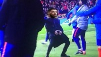 Suarez mencetak dua gol ke gawang Madrid. Ia pun disebut berselebrasi seperti Diego Simeone, pelatih Atletico Madrid, yang sempat membuat perayaan gol kontroversi dengan meletakkan tangannya di selakangan. (Foto: Twitter)