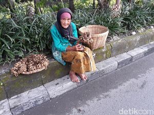Prameker Pasti Tahu Mbah Parmi, Puluhan Tahun Jualan di Stasiun Balapan Prameker Pasti Tahu Mbah Parmi, Puluhan Tahun Jualan di Stasiun Balapan