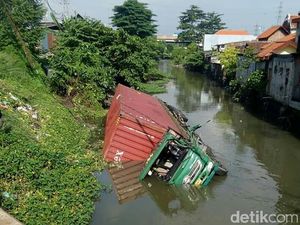 Sopir Ngantuk, Truk Trailer Muat Triplek Tercebur Sungai di Sidoarjo